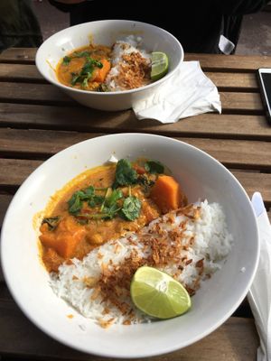 Curry Rice with Potatoes and chickpeas at Herbosaurus in Rennes