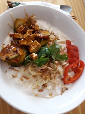 Noodle and tofu salad at Herbosaurus in Rennes