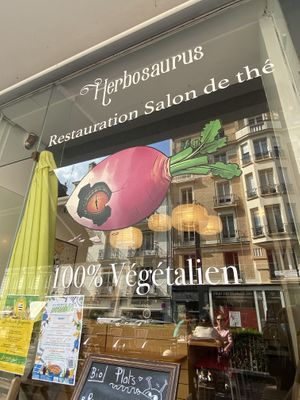 Devanture et son logo que j’adore   at Herbosaurus in Rennes