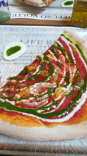 1/2 Pizza mit Zwiebeln, Basilikumpesto, Kapern,  Oliven und Mandelcreme at Life Bistrot in Volterra