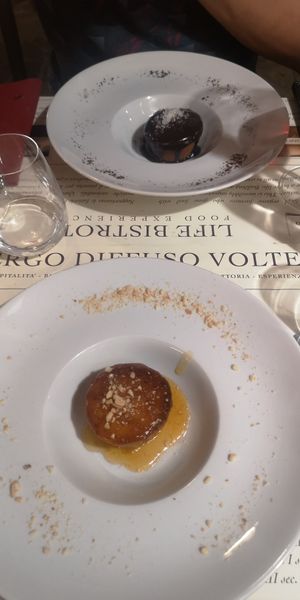 Tortino carote, mandorle e pesche, cioccolato e caffè at Life Bistrot in Volterra