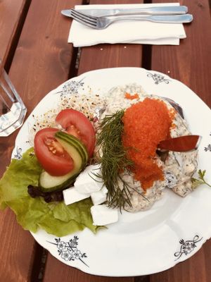 Baked potatoe with vegan stuffing (vegan skagenröra) at Glutenfria Paradiset in Ystad