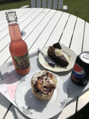 Mintchokladtårta, kanelbulle at Glutenfria Paradiset in Ystad