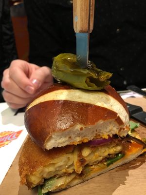 Mac‘n‘Cheeze-Patty cut in half at Outlawz in Bern