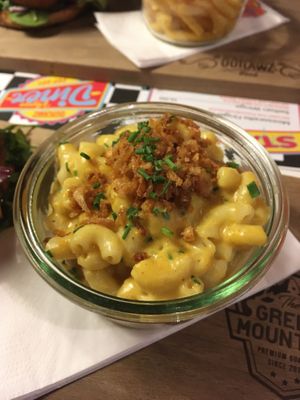Mac and cheeze as a side at Outlawz in Bern