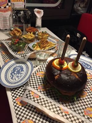 Super Super Super Burger (inkl. all sides) for 89.- at Outlawz in Bern