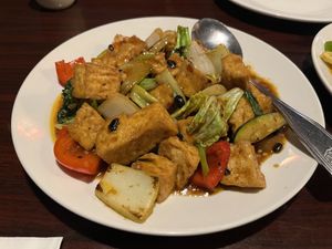I asked for the „Tofu with black bean sauce“ with some vegetables 🥰  at Red Lotus Chinese Restaurant in West Yellowstone