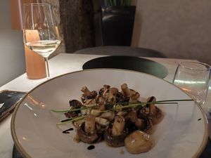 Ginger mushrooms and Vinho verde 🤩 at Pizza na Pedra in Olhao