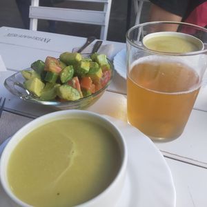 Cabbage cream, avocado and tomato salad, natural kombucha at Obrador La Osa in Sevilla