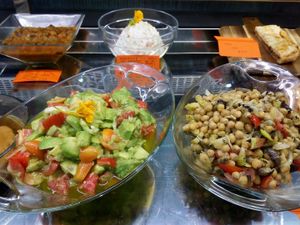 Ensalada de Aguacate ecológico, y ensalada de Garbanzos. at Obrador La Osa in Sevilla