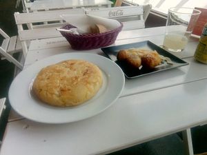 Tortilla de patatas y cebollas at Obrador La Osa in Sevilla