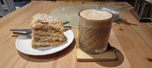 Napoleon (mil folhas) e capuccino at Purée Health Bar in Tallinn