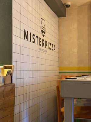 Einrichtung ist eher kühl als kuschelig.  at Mister Pizza - Via Pietrapiana in Florence