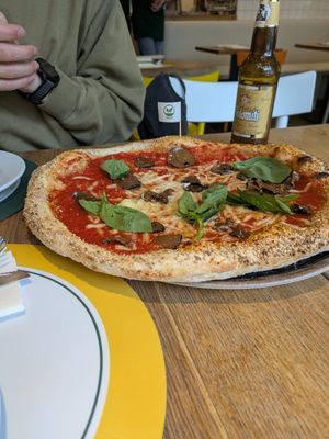 Truffle pizza at Mister Pizza - Via Pietrapiana in Florence