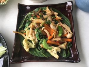 Vegetables with mushrooms at Suan Eakaparp Vegetarian - สวนเอกภาพ อาหารเจ素食餐廳 in Pattaya