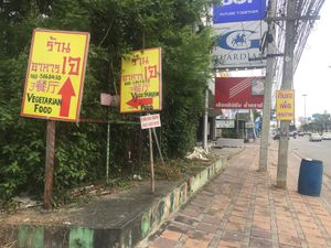 Follow this sign at Suan Eakaparp Vegetarian - สวนเอกภาพ อาหารเจ素食餐廳 in Pattaya