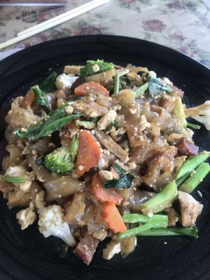 The best pad see ew I’ve ever had (even before becoming vegan) sooo many toppings at Suan Eakaparp Vegetarian - สวนเอกภาพ อาหารเจ素食餐廳 in Pattaya