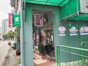 Located here at New Fut Kai Vegetarian 新佛界素食 in Central Singapore