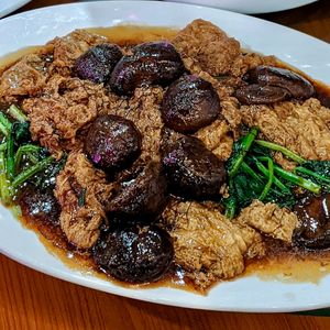 Chinese Mushrooms with Spinach and Toufu Skin at New Fut Kai Vegetarian 新佛界素食 in Central Singapore