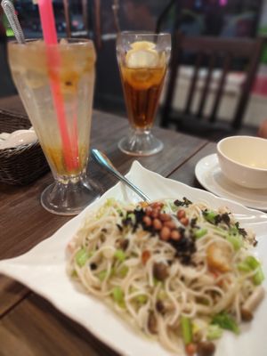 Fried meesua at New Fut Kai Vegetarian 新佛界素食 in Central Singapore