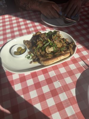 Eine gute Vorspeise: Bruschetta mit Pilzen. Etwas würziger für meinen persönlichen Gescjmack aber tolle Größe und sonst sehr lecker    at Arka Pizzeria in Bodrum