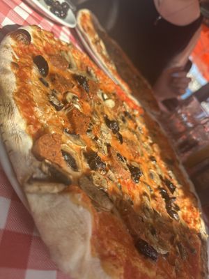 Sucuk Pizza vegan, sehr lecker! Auch etwas würziger wäre toll, aber es gab Gewürze am Tisch. Tipp: zwei verschiedene Pizzen/ (Gerichte) bestellen und dann teilen   at Arka Pizzeria in Bodrum