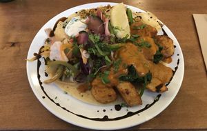 Curry, raïta, riz, patate douce et légumes at Cafe Mutin in Geneva