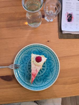 Pistacchio raspberry cake at Ausnahmsweise in Vienna