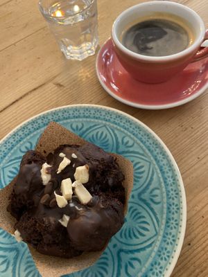 Double Chocolate Muffin und ein Verlängerter  at Ausnahmsweise in Vienna