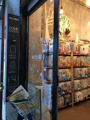 Shop Window  at Resto Sfuso Roma in Rome