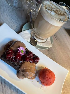 Brownie with chocolate sauce, ice cream and chai latte #Veganuary at Manna 68 in Gdansk