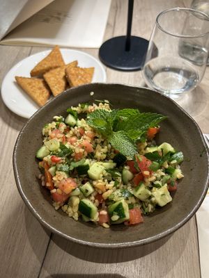 Marokkanischer Bulgursalat mit gebratenen Tofuscheiben  at Manna 68 in Gdansk