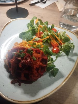 Couliflower wafers with vegetables at Manna 68 in Gdansk