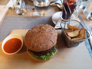 Cheesburger z zielonej soczewicy i buraków at Manna 68 in Gdansk