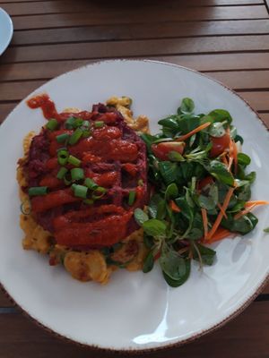 Mac n' chees mit Blumenkohlwaffeln und Salat at Manna 68 in Gdansk