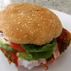 Hamburguesa búffalo, portobello empanizado crujiente, con aderezo blue cheese y búffalo. at Antojito Con Amor in Cancun