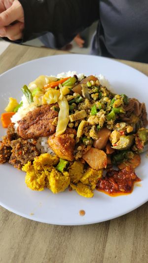 This meal is only 10k IDR at Waikuntha - Warveg Warung Vegetarian in 