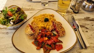 Rote Beete Puffer mit Beilagensalat at Strandpirat in Nebel