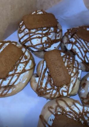 Roles de canela veganos con Biscoff  at La Postreria in Cancun