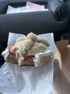 Ya comenzaron a vender pan de muerto! Y está delicioso, tienen 3 sabores: clásico, con fresas y crema y biscoff y crema, y los 3 están deliciosos, no son nada empalagosos.  at La Postreria in Cancun