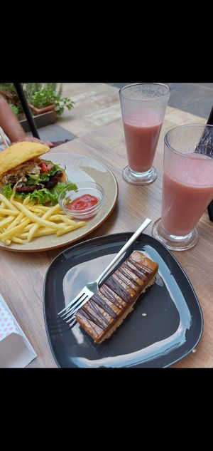 Burger, smoothies, caramel cake at Vegan House in Antalya