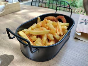 Perfectly cooked chips and onion rings at Vegan House in Antalya