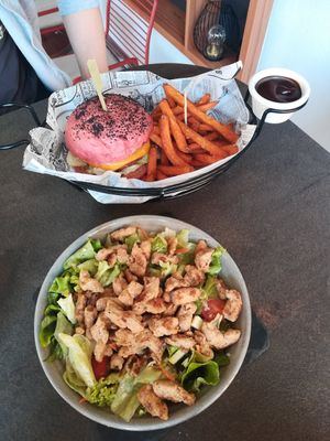 Offers a vegan burger (pink bombette🤩) with sweet potatoes and salad with Amaze strips. They also offer vegan ice cream and plant based milk for coffee. at Kavarna in slaščičarna Nabucco in Gornja Radgona