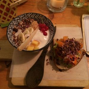 Avo toast & chia bowl at Bananaleaf - Pop up in Munich