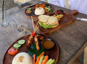 Hinten: Tofu sweet sour; Mitte; Tofu Sandwich with french frites: Vorne: Tempé satay   at Tropical Juice Corner in Lembongan