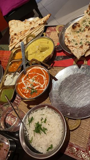 Tofu korma (vegano) y paneer con tomate (vegetariano) con pan naan  #Veganuary at Mayura in Barcelona
