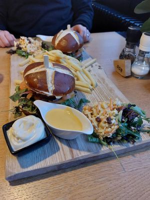 Beyond meat burger met friet en koolsalade. Het broodje en vegan kaassaus maakt het af, samen met de presentatie.  at Vlint 21 in Borger