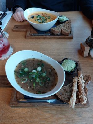 Uiensoep en pompoensoep met vegan kruidenboter en heerlijk vers brood. at Vlint 21 in Borger