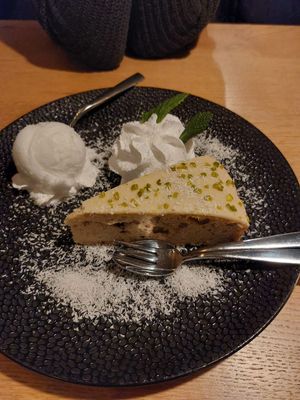 Heerlijke pistache banaantaart met kokosijs en vegan slagroom at Vlint 21 in Borger