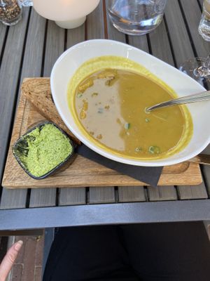 Voorgerecht: vegan Tom Kha Kai soep met brood en vegan kruidenboter    at Vlint 21 in Borger